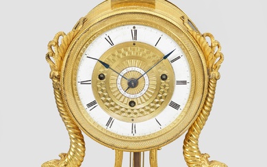 Fine pendule Empire en bronze, dorée à chaud. Sur un socle ovale profilé avec une...