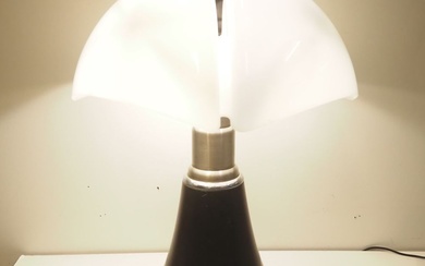 Gae Aulenti (1927-2012) / Martinelli Luce : Lampe d'ambiance, modèle 620 "Pipistrello", dessinée en 1965,...
