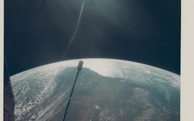 [Gemini XI] The highest photograph ever captured by humans from Earth orbit:...