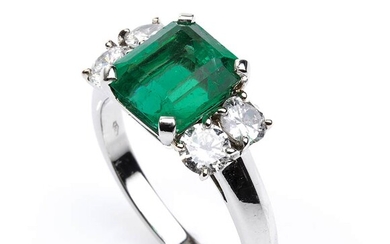 Gold, emerald and diamonds ring 18k white gold. Deep green...