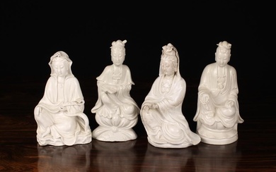 Groupe de quatre figurines Guanyin en blanc de Chine de la fin du XIXe siècle,...
