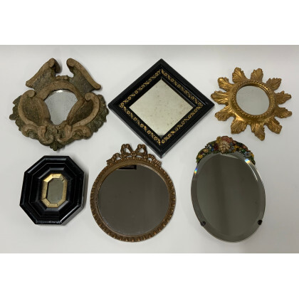 Gruppo di sei piccoli specchi con cornici di materiali e forme differenti (difetti)