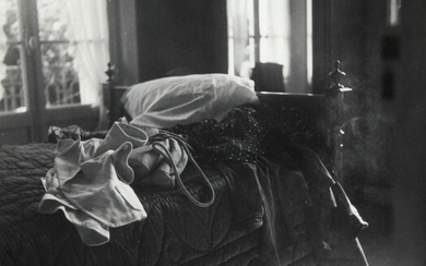 Henriette Theodora Markovitch, dite Dora MAAR 1907 - 1997 Vêtements des modèles posés sur le lit - Antibes, août 1939