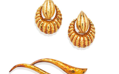 Henry Dunay: Pair of Gold Earclips and Brooch