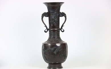 JAPON. Grand vase en bronze patiné, à décor d'oiseaux chassant un serpent, les anses en...