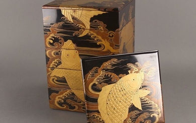 Jubako (1) - Gold, Lacquer, Wood - Very fine jubako with leaping carps design - including original tomobako - Japan - Meiji period (1868-1912)