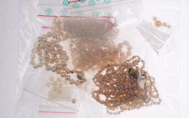 Konvolut 5 Kultur-Perlenketten, zwei davon mit Goldschließe 585, drei endlos,...