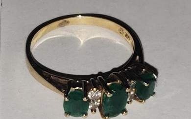 LADY'S 14K GOLD EMERALD RING