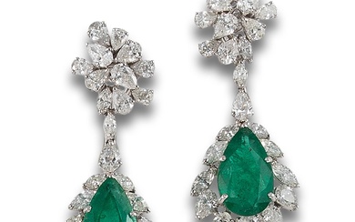 LONG EMERALD AND DIAMONDS EARRINGS, IN WHITE GOLD