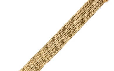 Large bracelet ruban ceinture en or jaune (750) à maille tressée en chevrons, l'extrémité et...