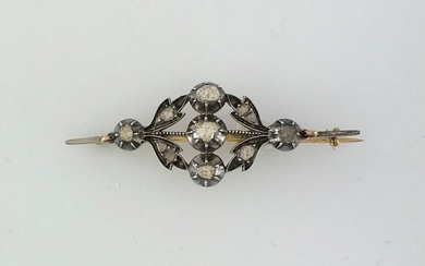 Leaf brooch in gold 750°/°°° and silver 950°/°°° decorated with crowned table roses, Mid 19th century work, Gross weight: 8,08g
