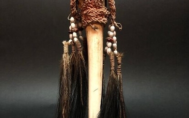 Long Cassowary bone dagger - Bone, Seeds, Casuari feathers - Asmat - West-Papua (former Irian Jaya)