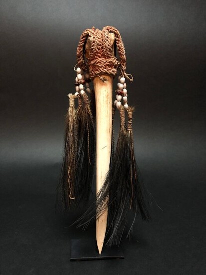 Long Cassowary bone dagger - Bone, Seeds, Casuari feathers - Asmat - West-Papua (former Irian Jaya)