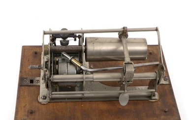 Los mechanism of a phonograph, maker unknown. 1st half 20th century.