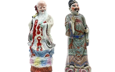 Lot de deux antiques sculptures chinoises en porcelaine avec un décor polychrome : "Wijzen" -...