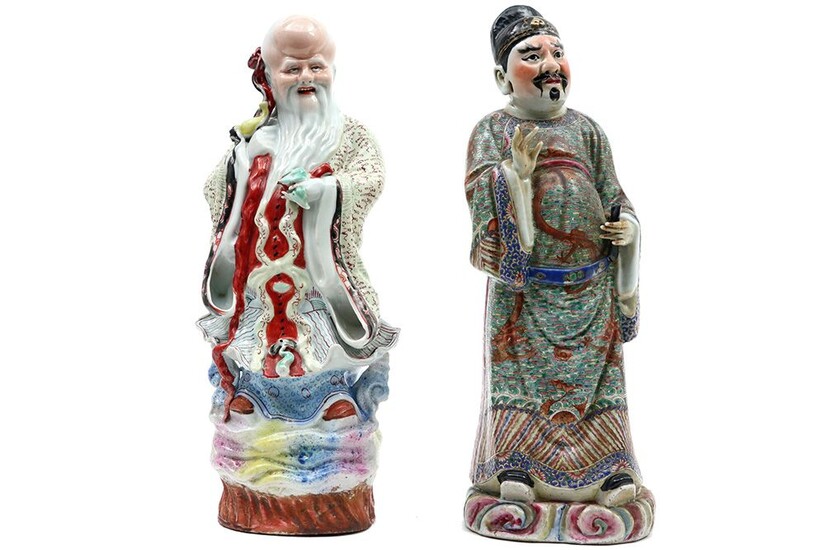 Lot de deux antiques sculptures chinoises en porcelaine avec un décor polychrome : "Wijzen" -...