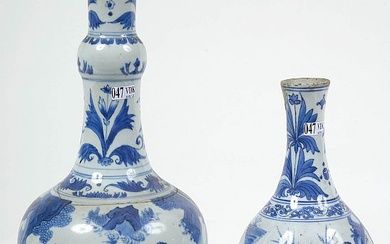 Lot de deux vases en porcelaine bleue et blanche de Chine en forme dite de "Gousse d’ail" à décor de "Paysages animés". Epoque: XVIIème. (* et **). H.:+/-25,3cm et 36,5cm.