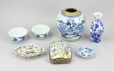 Lot de sept pièces de porcelaine chinoise. 19e - 20e siècle. Entre autres ; pot...