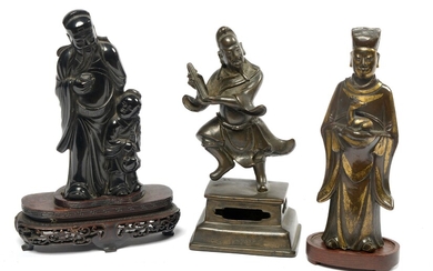 Lot de trois sages comprenant: deux en bronze dont l'un portant des traces de dorure....
