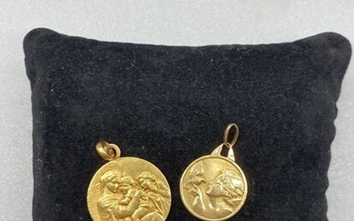 Lot en or jaune 18K (750/oo) comprenant deux médailles religieuses rondes, l'une figurant la Vierge...