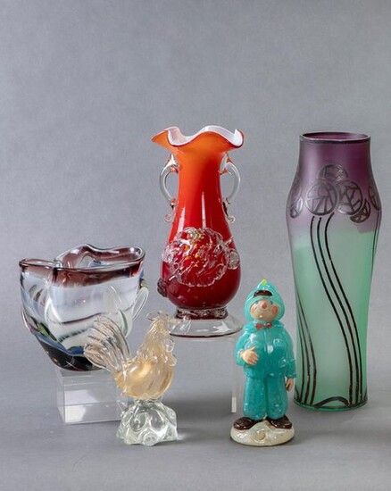 Lot in French and Italian glass formed by: clown (consolidated hand), rooster, centrito and vase of Murano; and high vase in iridescent glass in shades of green and purple. Larger height: 38 cm. Exit: 180uros. (29.949 Ptas.)