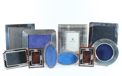 Lotto composto da numerose cornici portafoto in argento, metallo argentato e lamina d'argento (difetti)