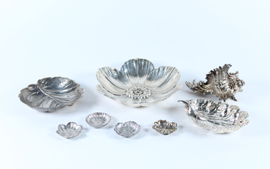 Lotto composto da otto oggetti in argento a forma di foglie e conchiglie di misure differenti, alcuni marcati Buccellati (g…