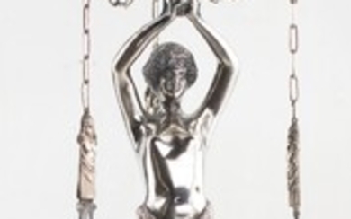 Lucerna in argento, XIX secolo composta da una vaschetta baccellata a tre...