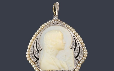 Medalla devocional con Imagen de La Virgen en nácar con orla decorada con diamantes y perlitas.