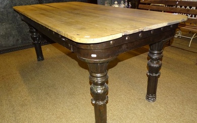 Meuble: Table de style pieds en fonte et tablette planches en bois H: 81x203x94cm
