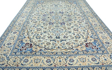 Nain - Very fine carpet with lots of silk - 367 cm - 245 cm