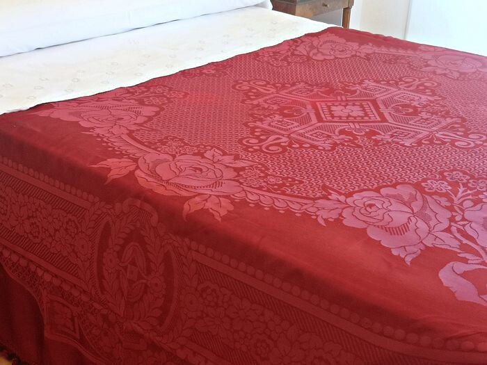Natural silk bedspread, flowers on a red background, fringes - 235 x 215 cm - Silk - 20th century