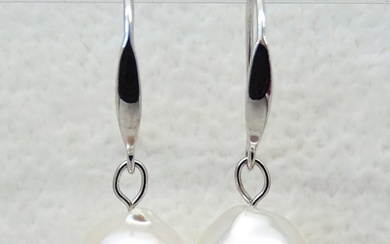 No Reserve Price - Akoya Pearls, Drop Shape, 8.7 X 9.1 mm and 8.75 X 9.12 mm - Earrings - Approximately 24.25 mm from top to bottom - 18 kt. White gold
