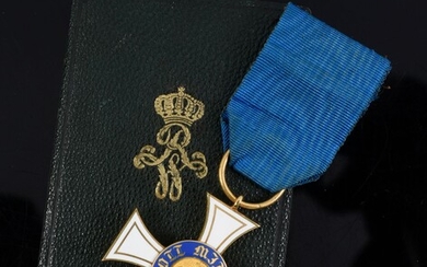 ORDER OF THE CROWN (Prussia). Knight's cross, 3rd class model, in gold and enamel, with part of the ribbon in blue moiré silk taffeta. Small accidents. Preserved in its original case.H. : 4 cm - L. : 4 cm. Gross weight : 13,5 g. See illustration...