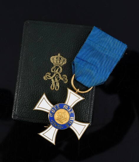 ORDER OF THE CROWN (Prussia). Knight's cross, 3rd class model, in gold and enamel, with part of the ribbon in blue moiré silk taffeta. Small accidents. Preserved in its original case.H. : 4 cm - L. : 4 cm. Gross weight : 13,5 g. See illustration...