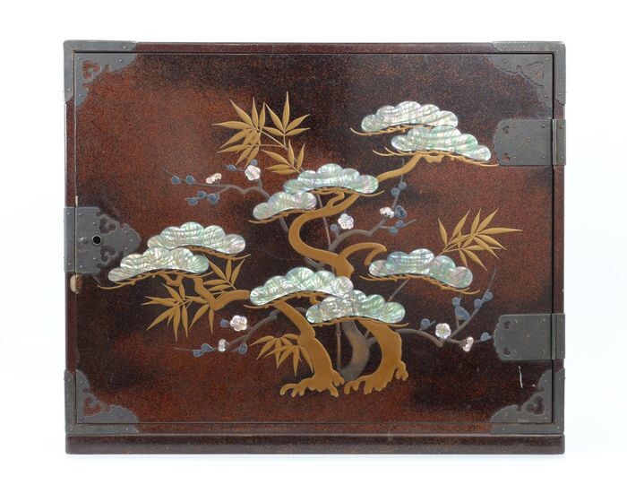 Okimono (1) - Natural solid wood and lacquer and shells - Large size antique drawer - Japan - Early 20th century