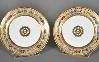 PARIS. Deux assiettes en porcelaine, l'aile entièrement décorée d'une guirlande de fleurs polychromes sur fond...