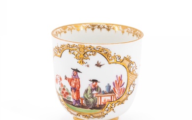 PORCELAIN CUP WITH CHINOISERIES AND 'INDIAN' FLOWERS