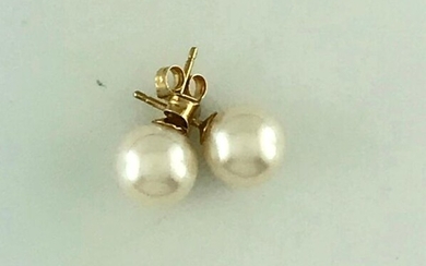Pair of 750°/°° gold ear chips with a cultured pearl of approx. 9 dia. Gross weight: 2,7g
