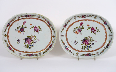 Pair of Chinese 18th century oval bowls in porcelain with Famille Rose decor with flower vines - 25 x 20,9 |series or 18th Cent. Chinese oval dishes in porcelain with Famille Rose decor with flowers