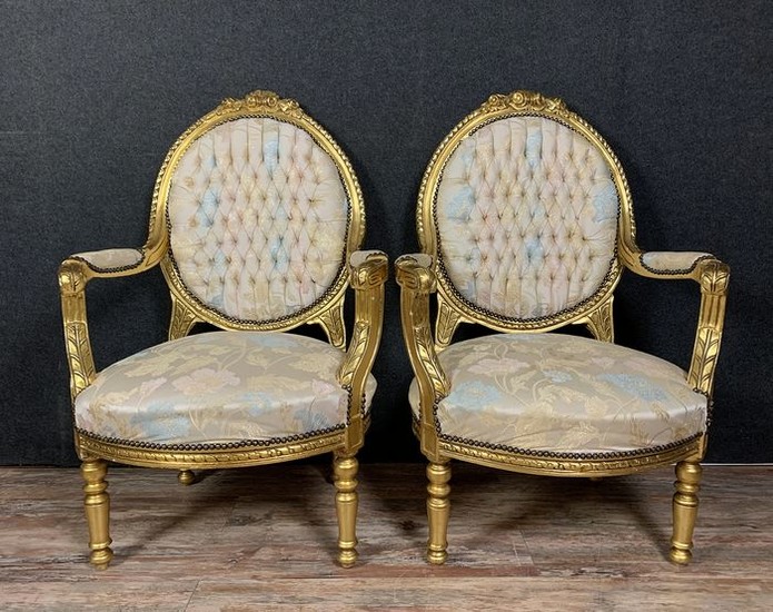 Pair of Louis XVI style armchairs with medallion in gilded wood - Louis XVI Style