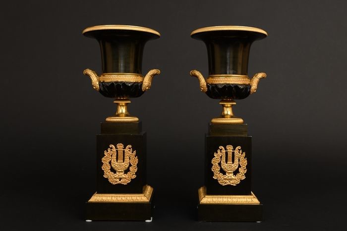 Pair of Medici vases - Empire Style - Bronze (gilt), Bronze (patinated) - 19th century
