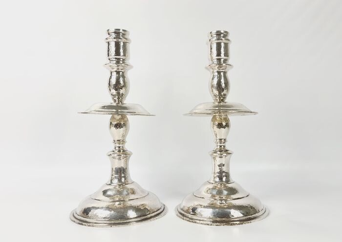Pair of candlestick - .833 silver - Hammered. - Europe - possibly 19th century
