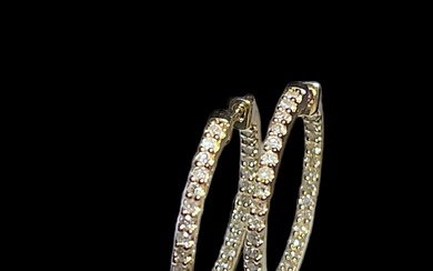 Paire de créoles en or jaune pavées de diamants ronds taille brillant en partie à...
