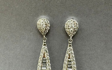 Paire de pendants d'oreille en or gris 18K (750/1000), l'attache pavée de diamants, le pendant...