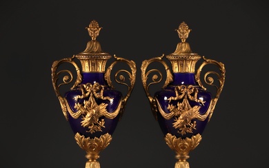 Paire de vases couverts de style Louis XVI en porcelaine "bleu de Sèvres", bronzes dorés...
