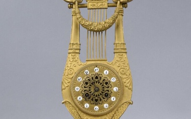 Pendule borne de forme "Lyre" en bronze doré et laiton à décor de palmettes, frise...