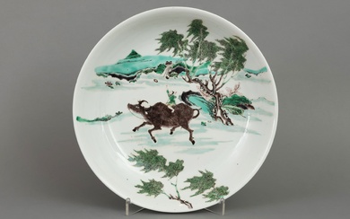 Plat en porcelaine chinoise - forme profonde sur un socle en retrait, décor de paysage...