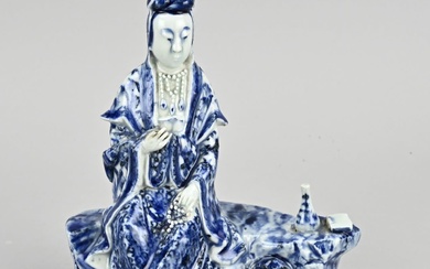 Porcelain Guan Yin, 16.5 cm.