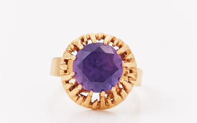 RING, 18k gold, faceted color-changing synthetic sapphire, company Alton, Falköping 1973.